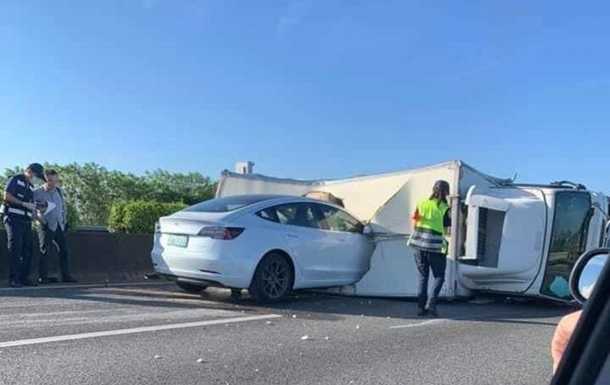 Tesla на автопилоте въехала в перевернутую фуру