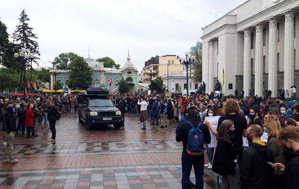 Под Радой митингуют за отставку Авакова