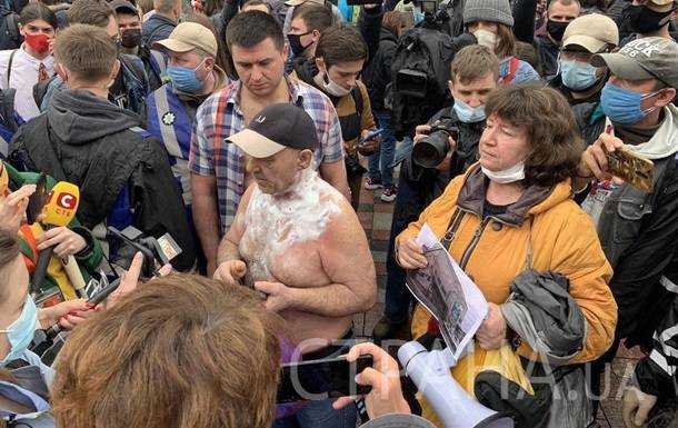 На митинге возле Рады мужчина пытался устроить самоподжог