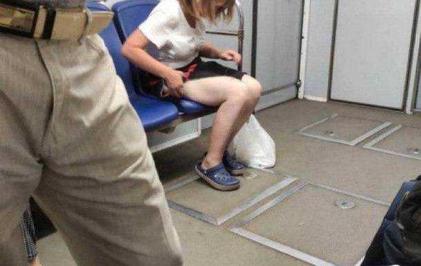 В метро Киева женщина сняла трусы