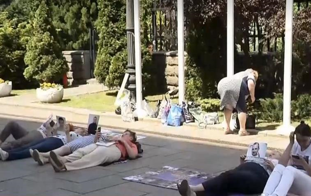 Лежачий протест провели у Офиса президента