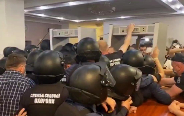 Активисты пытаются прорваться на суд по Стерненко