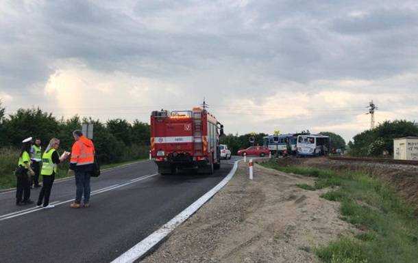 В Чехии поезд столкнулся с автобусом на переезде