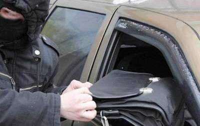 У киевлянина из машины украли полмиллиона гривен