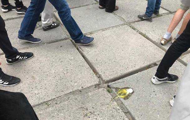 В Харькове под судом активистов забросали яйцами