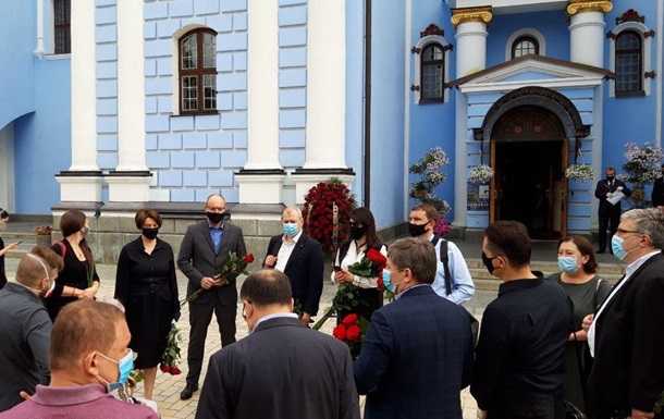 В Киеве прощаются с отцом Порошенко