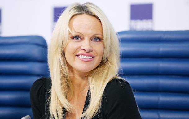 Памела Андерсон снялась топлес на байке