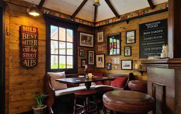 Семья во время карантина построила во дворе паб