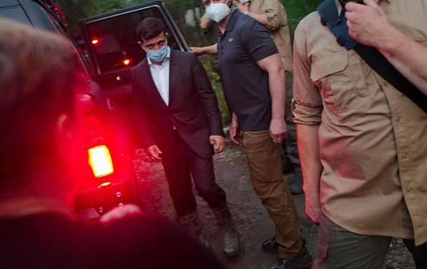 Житель Прикарпатья отдал Зеленскому свои сапоги