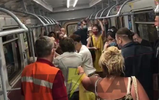 В метро Харькова возникла драка из-за маски