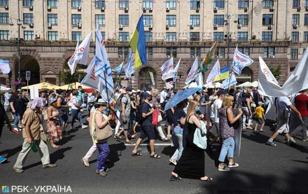 Возле киевской мэрии собрались сотни протестующих