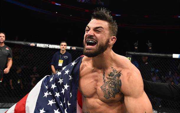 Боец UFC нокаутировал пожилого мужчину в ресторане
