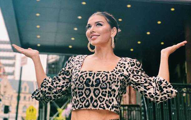 Анна Седокова снялась в купальнике на берегу океана