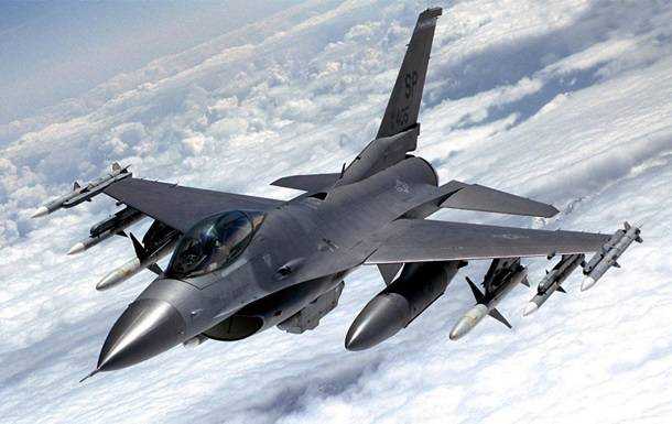 В США при посадке разбился истребитель F-16
