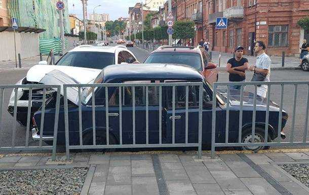 В Днепре два Infiniti протаранили ВАЗ