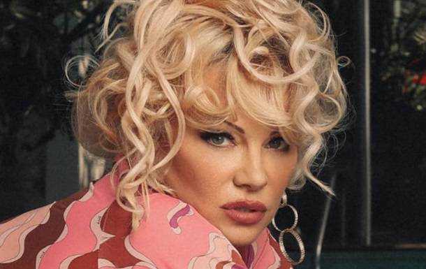 Звезда Playboy Памела Андерсон снялась в одних босоножках