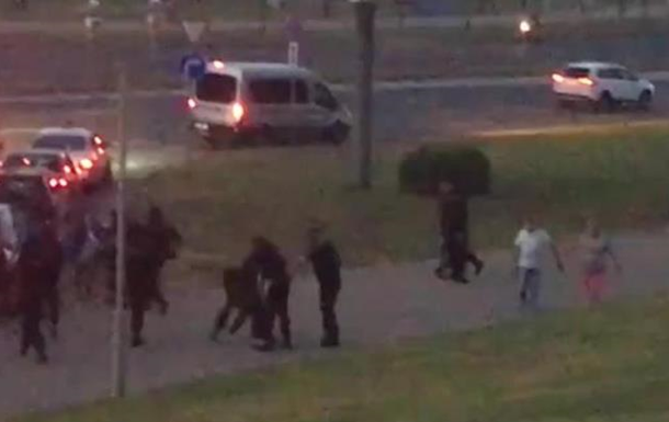 Протесты в Беларуси: автозак въехал в толпу протестующих