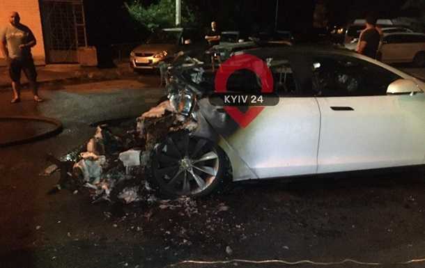 В Киеве во дворе многоэтажки сгорела Tesla