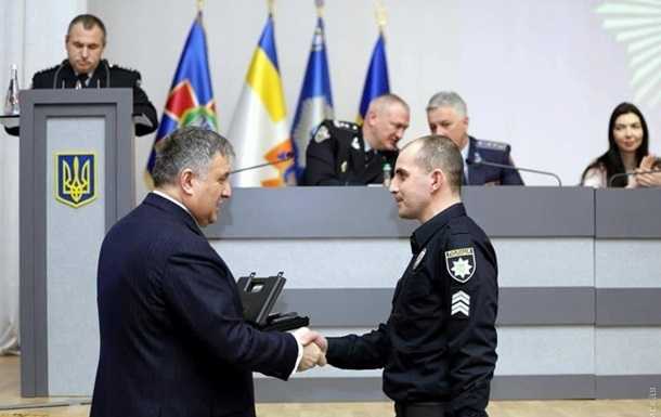 Аваков при Зеленском раздал 335 единиц наградного оружия