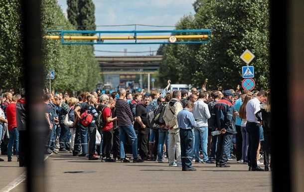 Тысячи работников завода устроили шествие в Минске