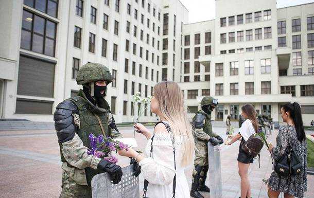 В центре Минска собрались тысячи протестующих