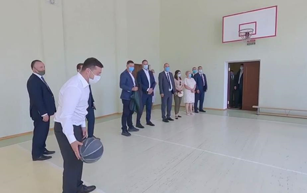 Зеленский поиграл в баскетбол в школе Николаева