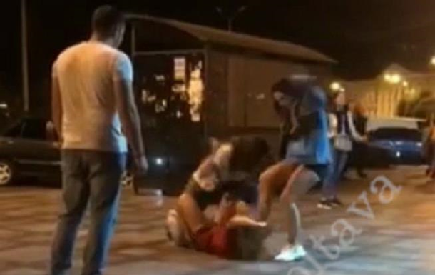 В Полтаве драка девушек попала на видео. 18+