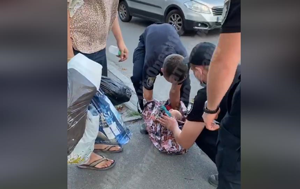 В Киеве женщина несла младенца в закрытой сумке