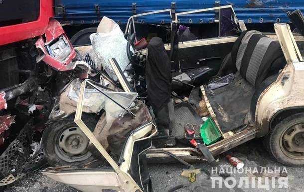 В Коломые легковушка влетела в фуру, четыре жертвы