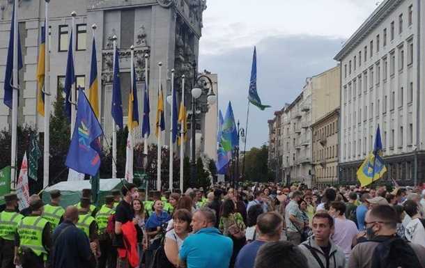 "Зелю геть!" и "Ганьба" На Банковой протестуют против соглашения с "ДНР"