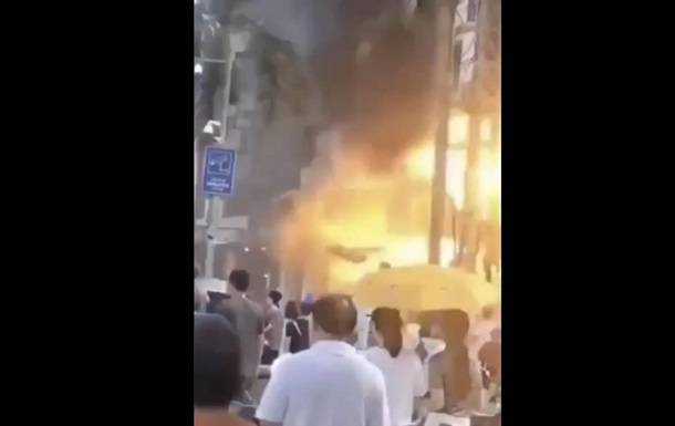 В Китае возле гостиницы произошел мощный взрыв и пожар