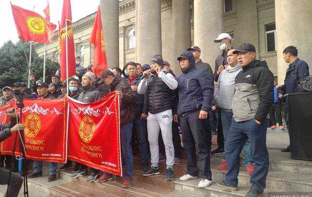 В Бишкеке начались столкновения со стрельбой между митингующими