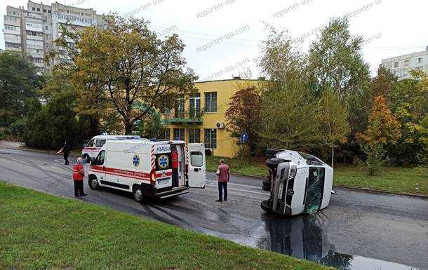 В Запорожье перевернулась маршрутка с пассажирами