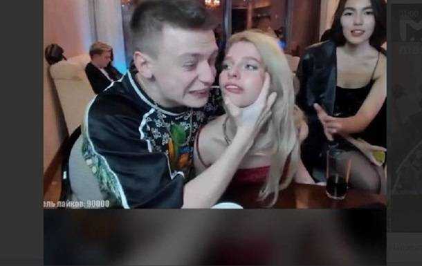 Российский стример в прямом эфире избил модель