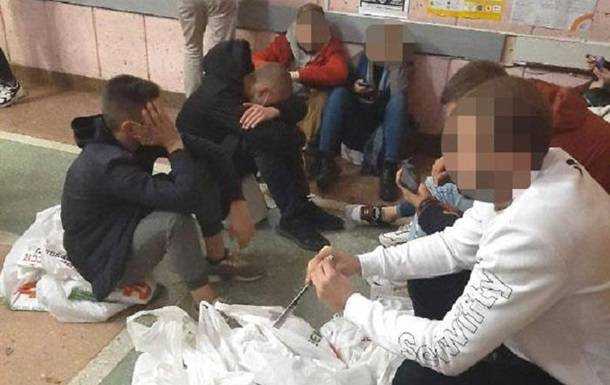 В Ровно полсотни киевлян пытались дискредитировать кандидата в мэры