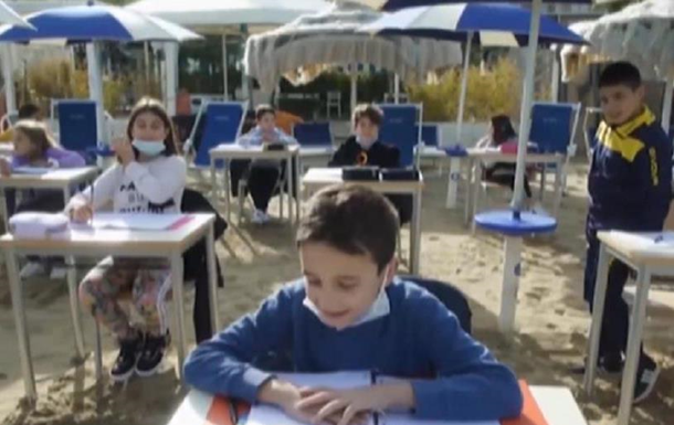 В Италии из-за карантина устроили школу на пляже