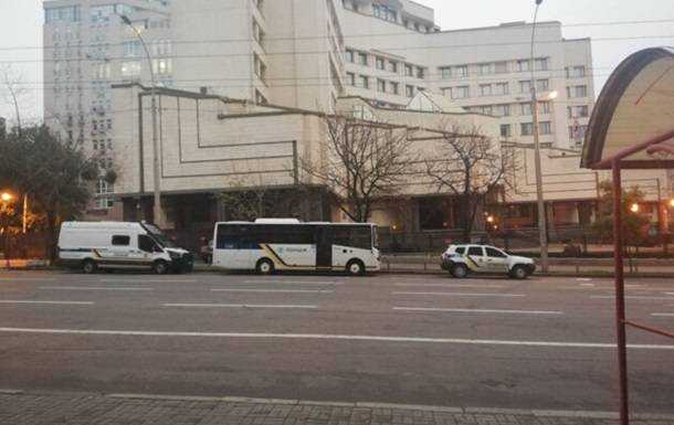 В Киеве взяли под охрану здание КСУ