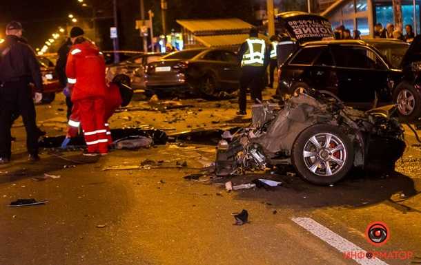 В Днепре легковушку разорвало на части в ДТП, есть жертвы