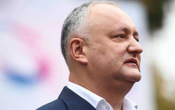 Додон поздравил с победой Санду, но собирается оспорить эту победу