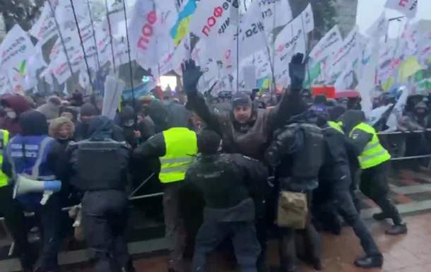 Под Радой возникли стычки с полицией