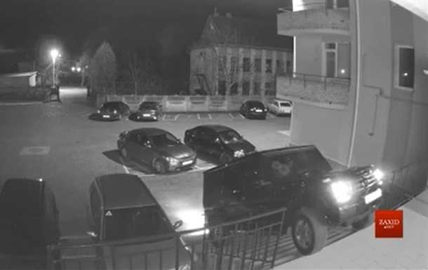 Из партии исключили двух депутатов, заехавших в подъезд на Mercedes