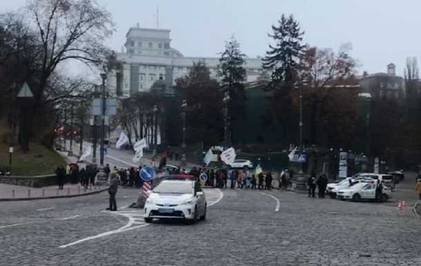 Митингующие перекрыли движение в центре Киева