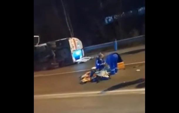 Пациент выпал из авто "скорой" в результате ДТП