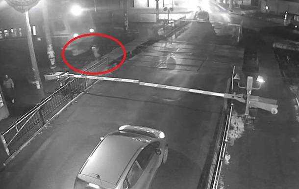 Под Киевом женщина бросилась под поезд. 18+