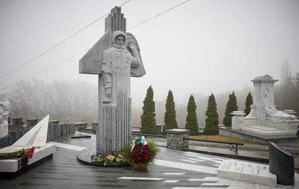 В Киеве открыли памятник космонавту Каденюку