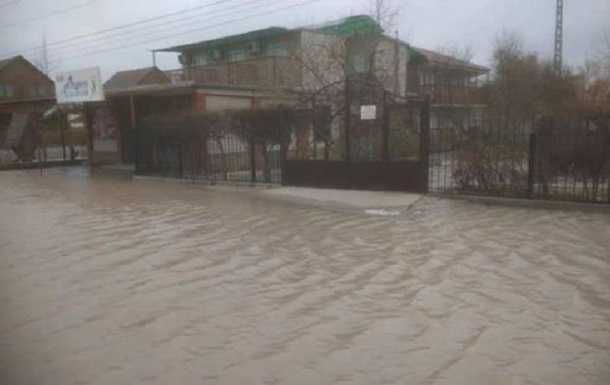 На Азовском море затопило десятки баз отдыха