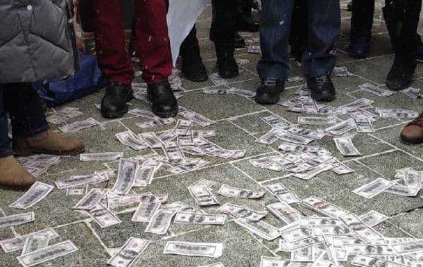 Под Кабмином митингуют против МВФ