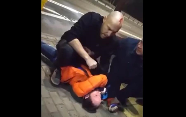 В Киеве водитель троллейбуса наказал хулигана. 18+