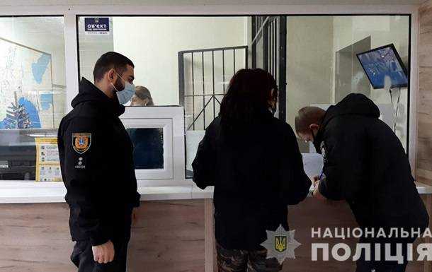 В центре Одессы молодая женщина с ножом напала на незнакомца