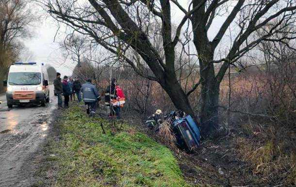 На Житомирщине авто слетело с дороги и врезалось в дерево, трое погибших